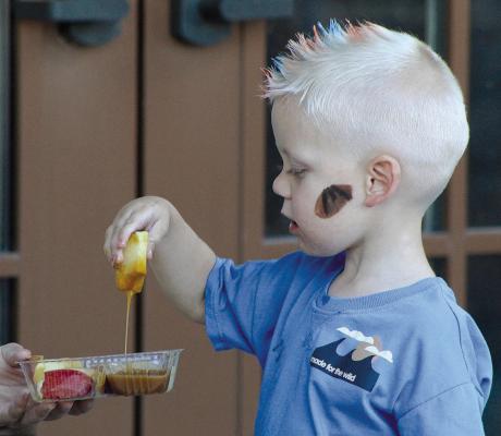 LENNOX BELL enjoys the classic combination of apples and caramel at the Oak Ridge Fall Festival. SHARON DONAT | Staff
