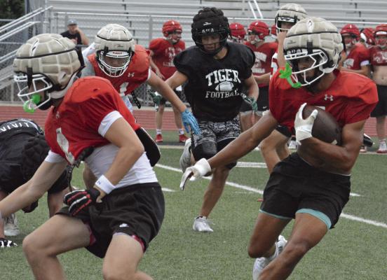 MALIKIAH THARP (right) follows his blocking during one of Richmond’s scrimmages with Excelsior Springs. SHAWN RONEY | Staff