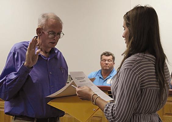 BOB BOND (left) is sworn in as the interim Ward One city councilman by Richmond City Clerk Saige Mason. Bond replaces late councilman Jim Hardison, who passed away earlier this month. SHARON DONAT | Staff
