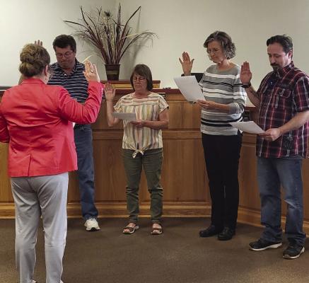 CITY ADMINISTRATOR Tonya Willam swears in council members Ron Peterson (from left), June Paige, Barb Hardwick and Rob Brash. SHARON DONAT | Staff