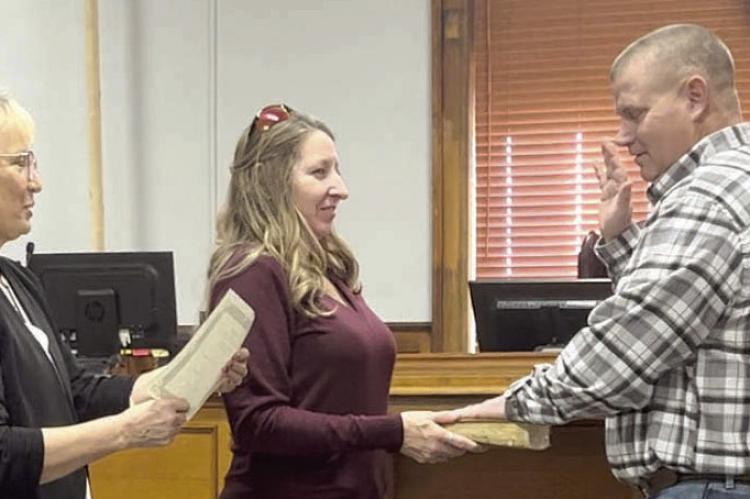 RETIRED RAY COUNTY CLERK Glenda Powell (left), administers the oath of office for Presiding Commissioner Billy Gaines (right) as his wife, Kathie, holds the bible. SOPHIA BALES | Staff
