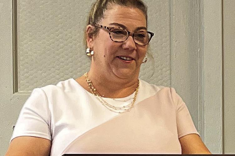 RICHMOND CITY Administrator Tonya Willim thanks Terry Dickey for his time as city park superintendent. SOPHIA BALES | Staff