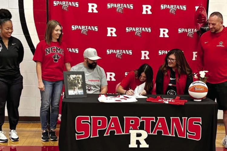 RICHMOND SENIOR Emma Hash signs her letter of intent to play women’s basketball at North Central Missouri College in Trenton. Watching her are (from left) Arielle Houston, Lindsay Hash, Daniel Hash, Angel Heflin and Joe McKinstry. See story on page 11. JAY CHAUNTA’E | Submitted