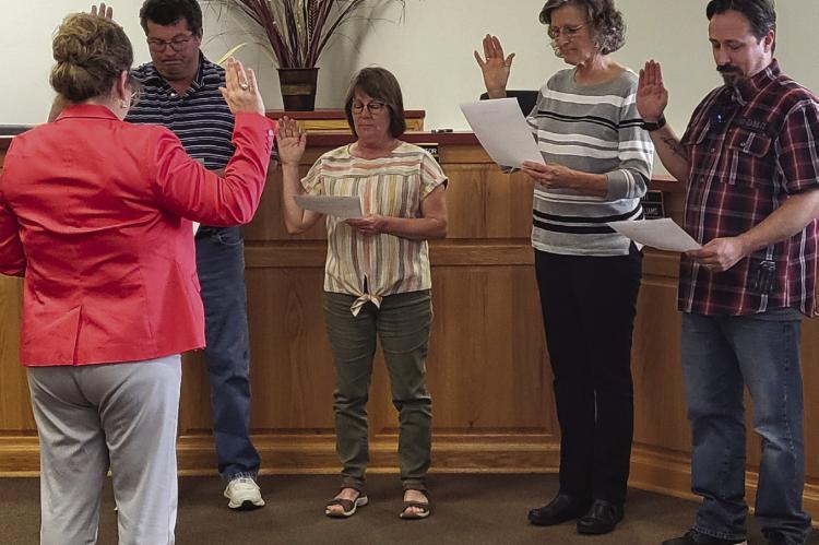 CITY ADMINISTRATOR Tonya Willam swears in council members Ron Peterson (from left), June Paige, Barb Hardwick and Rob Brash. SHARON DONAT | Staff