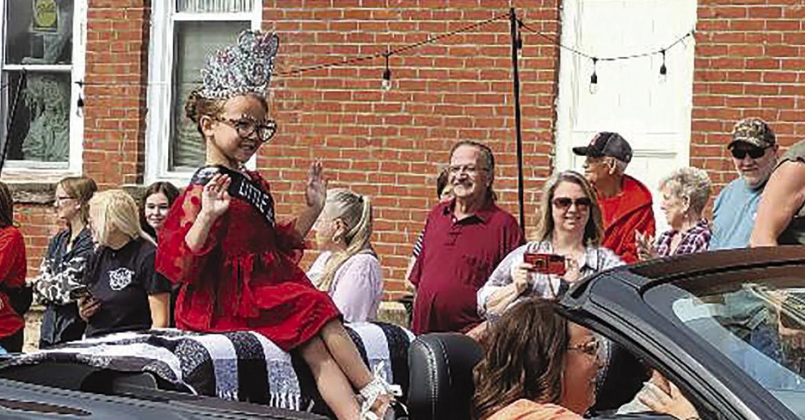 Little Miss Ray County waves to crowd