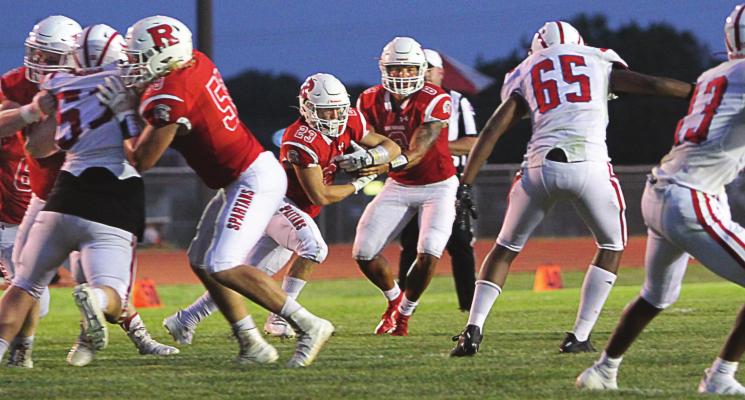 RICHMOND SENIOR running back Evan Vandiver takes the handoff from senior quarterback Keyshaun Elliott on the Spartans’ third touchdown drive. J.C. VENTIMIGLIA | Staff
