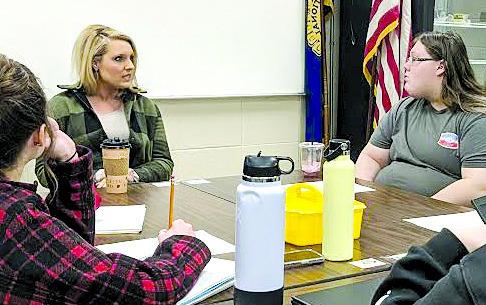 “U.S. FARM REPORT” hostess Tyne Morgan Hulsey, middle, speaks with Richmond high schoolers Allison Coats, right; and Grace Bozarth. Also present are Hailey Crawley, Chloe Pliler, Alli Powell and Jayden Allnutt. Morgan describes her wants of being the first female agricultural host of the “U.S. Farm Report.” Submitted