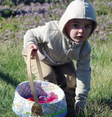 VALENTINO CARABALLO races for the best eggs.