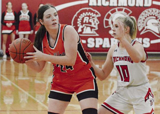 LIBBY FIFER looks to pass for Hardin-Central while being guarded by Richmond’s Kaylee Pugh Monday night at Richmond. SHAWN RONEY | Staff