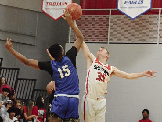 RICHMOND SENIOR Hunter Mitchell (No. 35) and Summit Christian Academy’s Mike Thomas go up for the opening tipoff Dec. 14 at Richmond. SHAWN RONEY | Staff