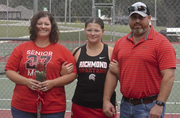 FLANKED BY her parents Lacie (left) and Brian Bozarth, Richmond senior Ava Bozarth receives recognition on Senior Night before the Spartans face Knob Noster in varsity girls tennis. Senior Night coverage continues on page 8. SHAWN RONEY | Staff