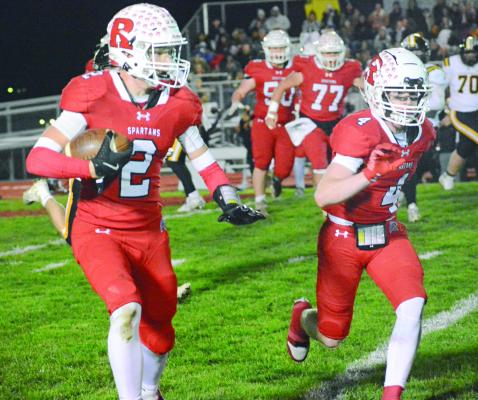 RICHMOND SENIOR Bryer Farnan (left) gets downfield assistance from Nolan Quick on a first-half catchand-run play against visiting Cameron. SHAWN RONEY | Staff