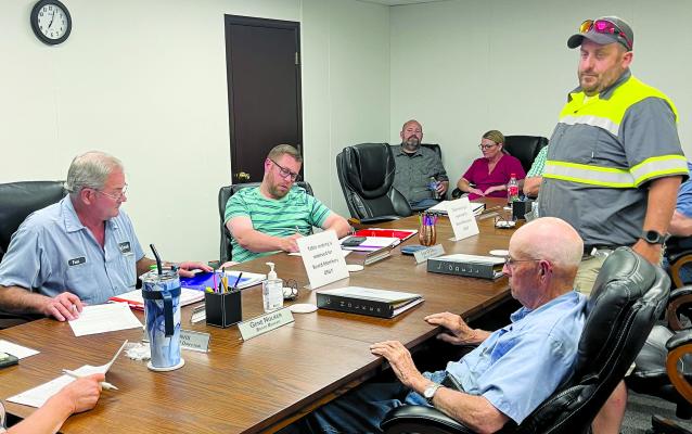 RAY COUNTY CHAIRMAN Paul Harris (from left), Chad Burnine, Ray County Sheriff Scott Childers, Lee O’Dell, Tobi Lackey and Gene Knolker sit and discuss various topics: including warrants. SOPHIA BALES | Staff