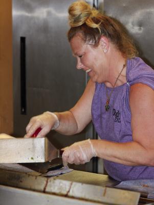 DADDY’S 10-13 DINER co-owner Natalie Cringan-Lamar cooks breakfast for customers. SOPHIA BALES | Staff