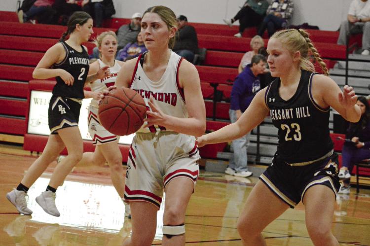 CANDIACE CLAYPOLE looks to pass while being guarded by Chaney Gray during Richmond’s Jan. 4 home varsity girls basketball meeting with Pleasant Hill. SHAWN RONEY | Staff