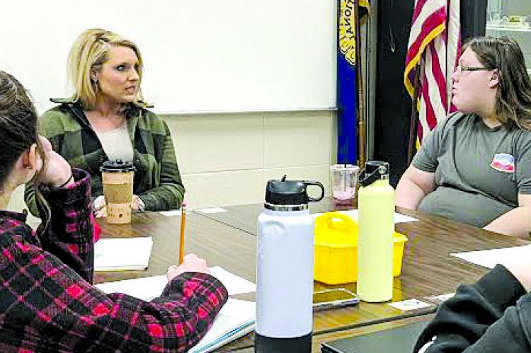 “U.S. FARM REPORT” hostess Tyne Morgan Hulsey, middle, speaks with Richmond high schoolers Allison Coats, right; and Grace Bozarth. Also present are Hailey Crawley, Chloe Pliler, Alli Powell and Jayden Allnutt. Morgan describes her wants of being the first female agricultural host of the “U.S. Farm Report.” Submitted