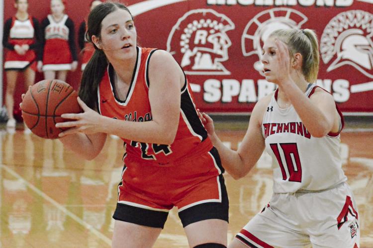 LIBBY FIFER looks to pass for Hardin-Central while being guarded by Richmond’s Kaylee Pugh Monday night at Richmond. SHAWN RONEY | Staff