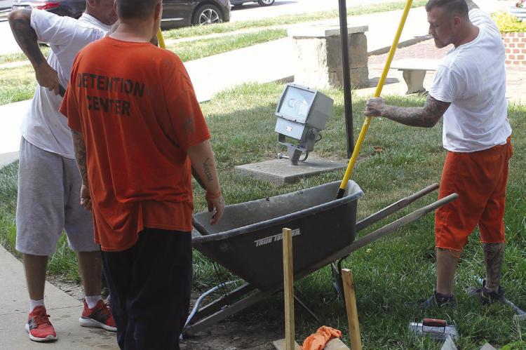 Inmates work on courthouse