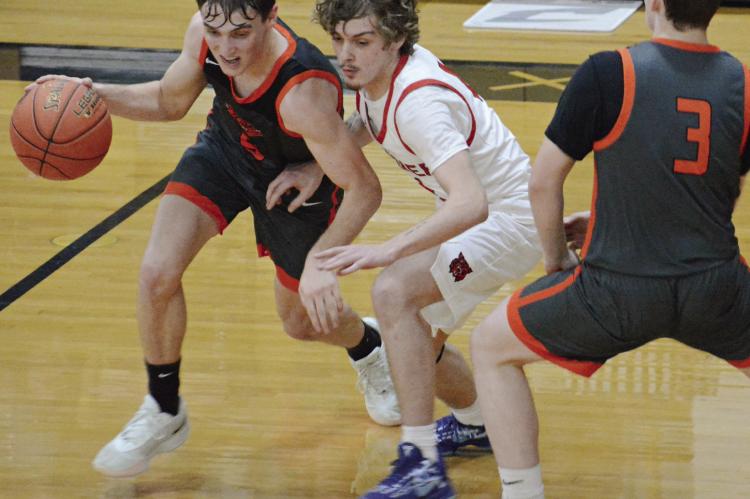 BRODY FIFER (left) drives off a screen set by Collin Lyon (right) during Hardin-Central’s 76-37 loss to Braymer in the boys semifinals of the Class 1 District 13 Tournament semifinals. Hardin-Central finished the season 9-18. SHAWN RONEY | Staff
