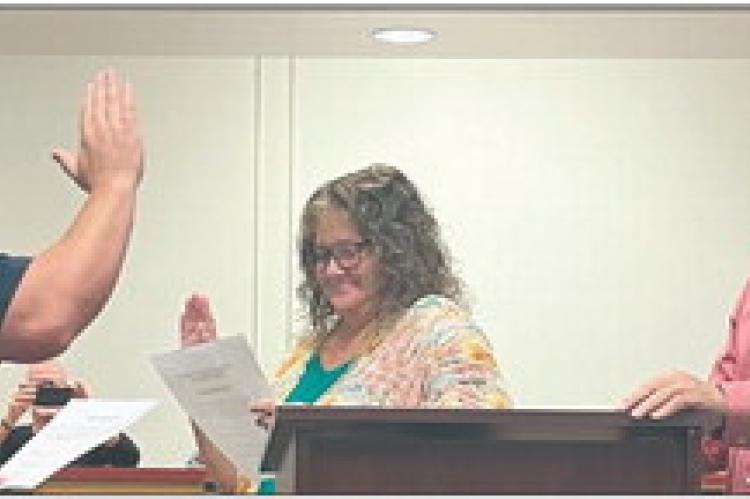 RICHMOND POLICE Chief Scott Bagley (from left) accepts his oath of office with City Clerk Kim Williamson and Mayor Mike Wright. SOPHIA BALES | Staff
