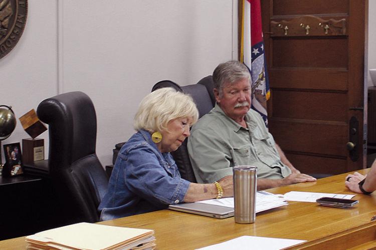 LT. COL. TOM NOON (right) discusses jail management software and detention operations with Ray County commissioners. MIRANDA JAMISON | Staff