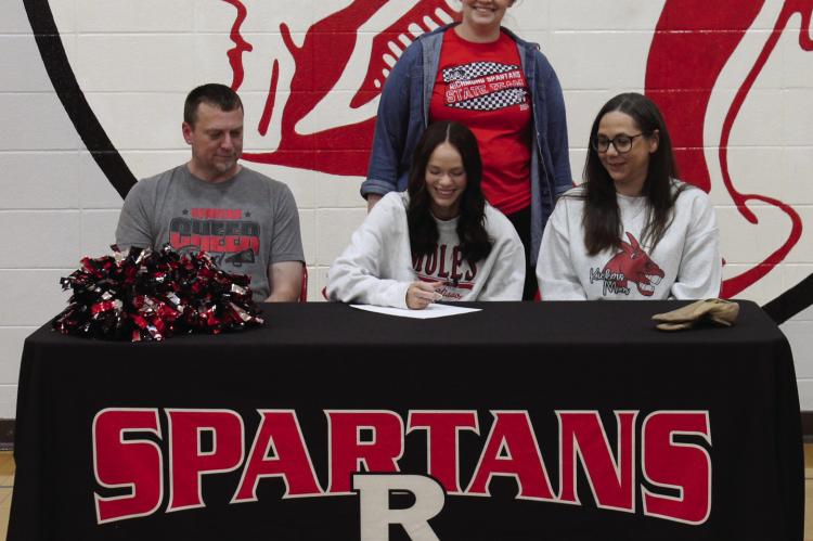 MYLEIGH MISENHELTER, center, has agreed to dance at the University of Central Missouri in Warrensburg. COURTESY OF RICHMOND HIGH SCHOOL