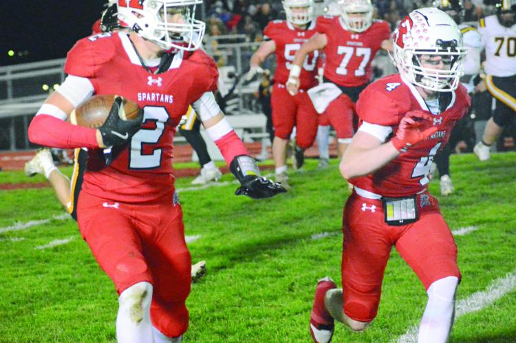 RICHMOND SENIOR Bryer Farnan (left) gets downfield assistance from Nolan Quick on a first-half catchand-run play against visiting Cameron. SHAWN RONEY | Staff
