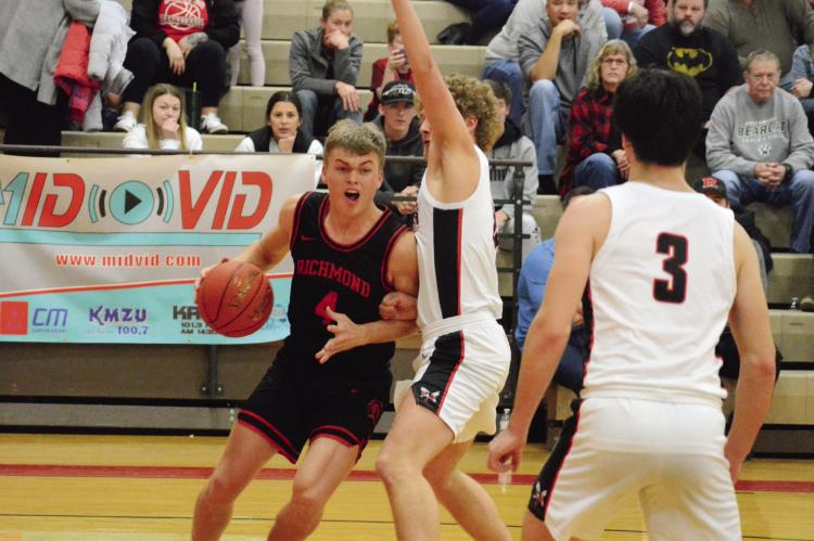 RICHMOND SENIOR guard Eli Steele drives against Chillicothe’s defense during the second half of the Spartans’ 7657 victory Jan. 14 at Lawson High School in the Lawson Invitational boys championship game. SHAWN RONEY | Staff