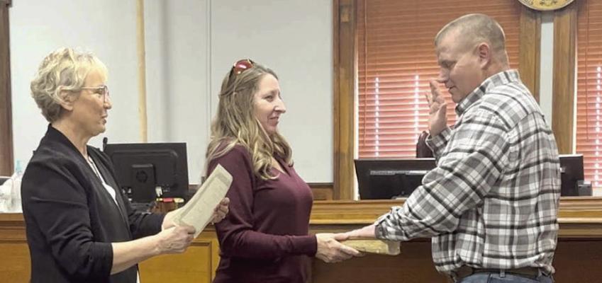 RETIRED RAY COUNTY CLERK Glenda Powell (left), administers the oath of office for Presiding Commissioner Billy Gaines (right) as his wife, Kathie, holds the bible. SOPHIA BALES | Staff