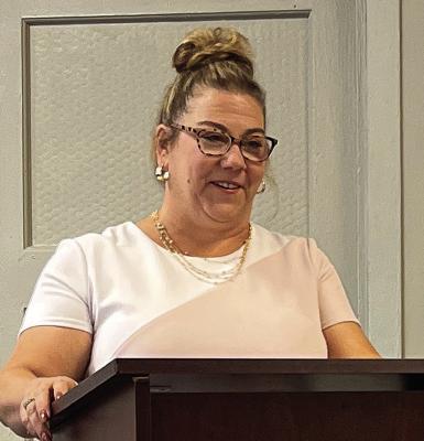 RICHMOND CITY Administrator Tonya Willim thanks Terry Dickey for his time as city park superintendent. SOPHIA BALES | Staff