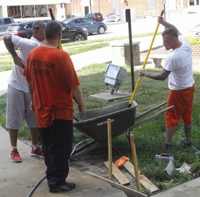 Inmates work on courthouse