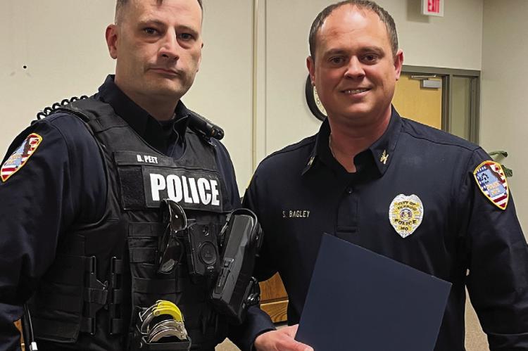 RICHMOND POLICE Department Patrol Officer Brandon Peet (left) receives a “Life-Saving Commendation” from Chief Scott Bagely. SOPHIA BALES | Staff
