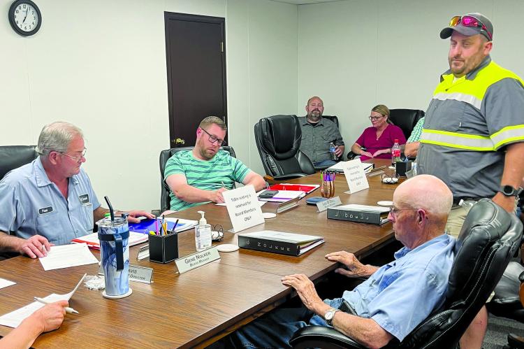 RAY COUNTY CHAIRMAN Paul Harris (from left), Chad Burnine, Ray County Sheriff Scott Childers, Lee O’Dell, Tobi Lackey and Gene Knolker sit and discuss various topics: including warrants. SOPHIA BALES | Staff